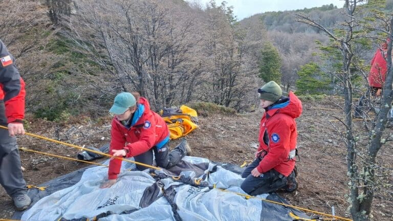 Funcionarios del Inach se capacitan en desplazamiento en escenarios antárticos para próxima expedición