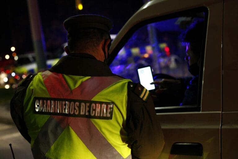 Carabineros detiene a menor de 17 años por conducir sin documentación ni licencia en Punta Arenas