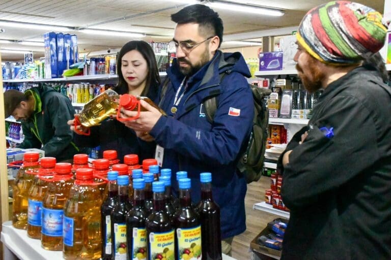 Fiscalización en supermercados de Puerto Williams asegura cumplimiento de normativas para un 18 Seguro
