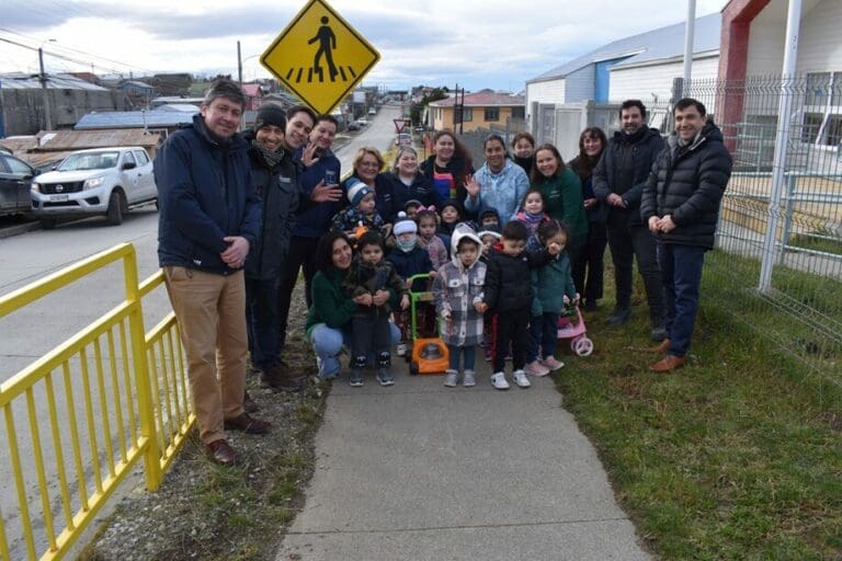 Refuerzan seguridad vial en el barrio Juan Pablo II para proteger a los niños del jardín infantil Akar