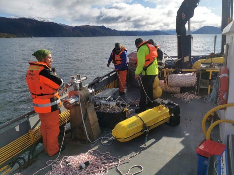 Equipo de oceanografía del IFOP realiza crucero en el Golfo Almirante Montt para monitorear procesos oceanográficos