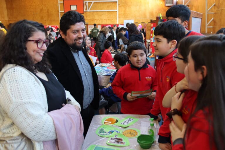 Se desarrolló feria de países de habla inglesa “Around the World” en la Escuela España de Punta Arenas