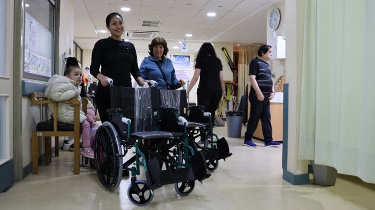 Hospital Clínico Magallanes recibe 200 sillas de ruedas para mejorar la calidad de vida de pacientes en Punta Arenas