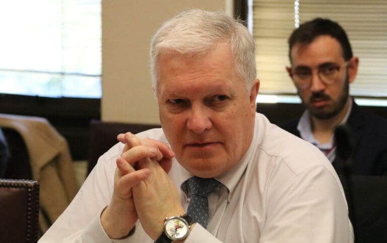 Senador Kusanovic critica discurso centralista de presidenta del Colegio Médico y exige medidas para reducir listas de espera