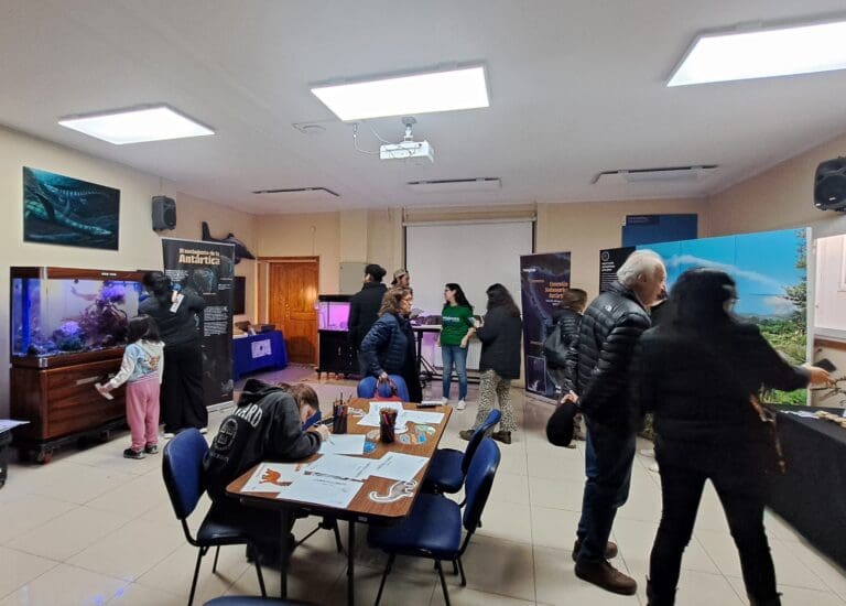 Exposición “Antártica y Patagonia: conexiones australes a través de los fósiles” atrae a casi un centenar de personas en Punta Arenas