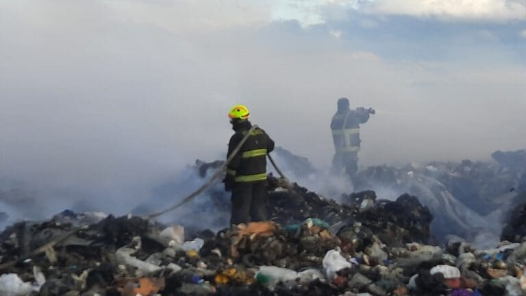 Natales en estado de emergencia comunal por incendio en vertedero municipal