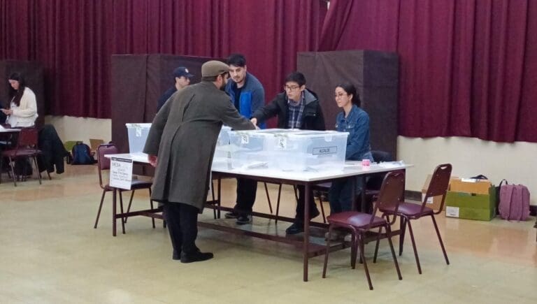 Presidente Boric y su familia ya ejercieron el voto marcando la pauta de esta jornada electoral
