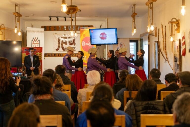 Celebración del Día Mundial del Turismo en Natales destaca a figuras del sector y fortalece lazos educativos