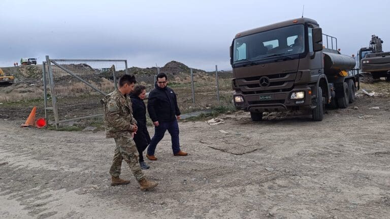 Ejército de Chile apoya a la Municipalidad de Natales en el combate de incendio en el vertedero municipal