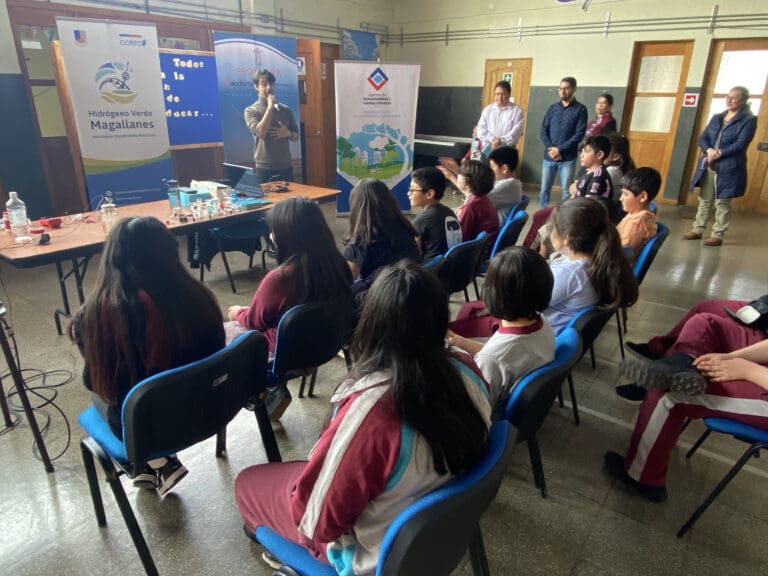 Programa Transforma Hidrógeno Verde llega a Cerro Sombrero con charlas educativas y participación ciudadana