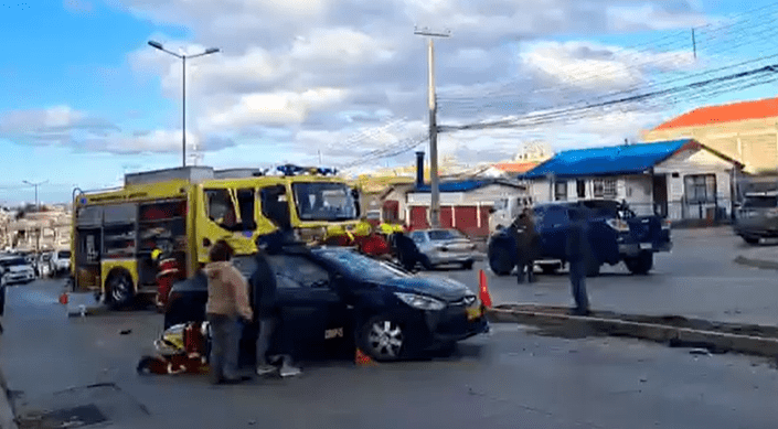 Accidente de tránsito en Punta Arenas: colisión entre colectivo y vehículo particular deja heridos