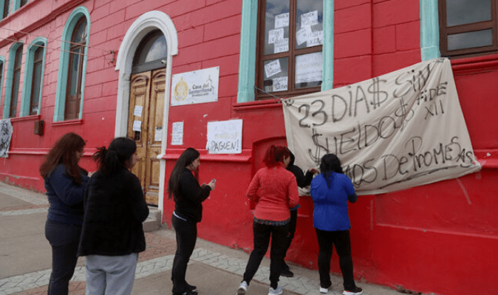 Trabajadores de la Casa del Samaritano protestan por atrasos en sueldos y cotizaciones