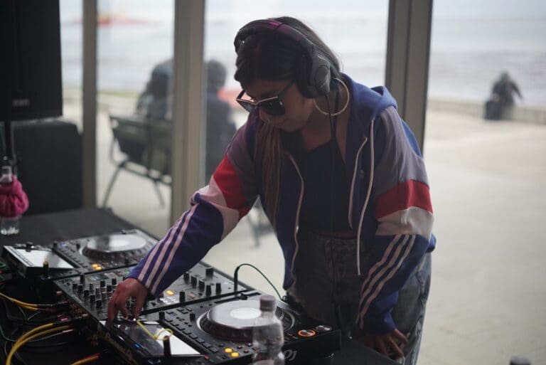 Luces, ritmo y música vibrante en la primera versión del Festival Electrónico en el Centro Cultural de Punta Arenas