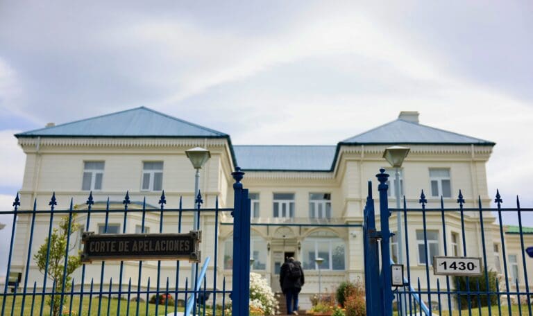 Corte de Punta Arenas ordena al fisco indemnizar a mujer por torturas a su cónyuge durante la dictadura