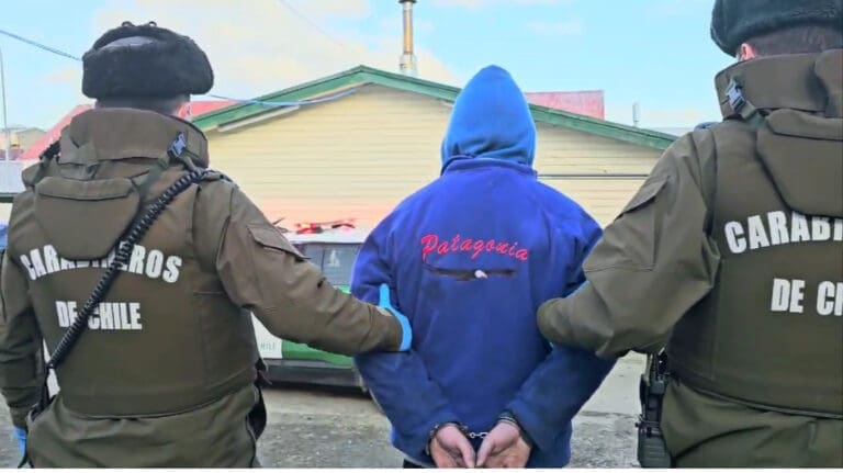 Capturan a dos jóvenes responsables del robo a la bodega de un edificio en Punta Arenas