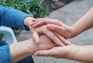 Fosis y Aiep lanzan curso gratuito para cuidadores de adultos mayores en todo Chile