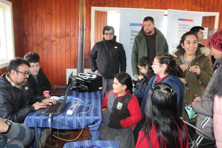 Gobierno en Terreno lleva servicios públicos a la localidad de Seno Obstrucción