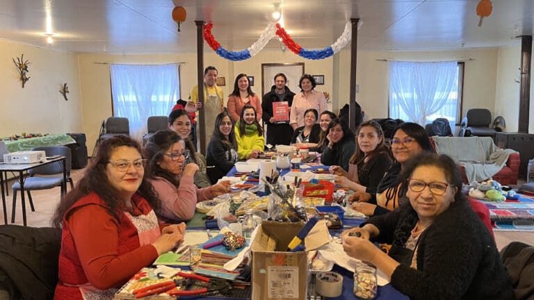 Se efectuó Taller de Mosaicos en Puerto Williams que fomenta el arte y la cohesión social en la comunidad