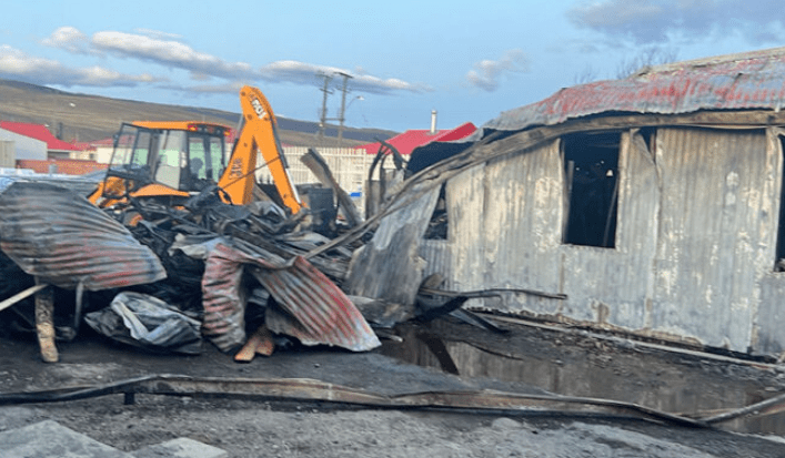 Incendio en bodega cerca al Hotel El Ovejero deja pérdidas millonarias en Cerro Castillo