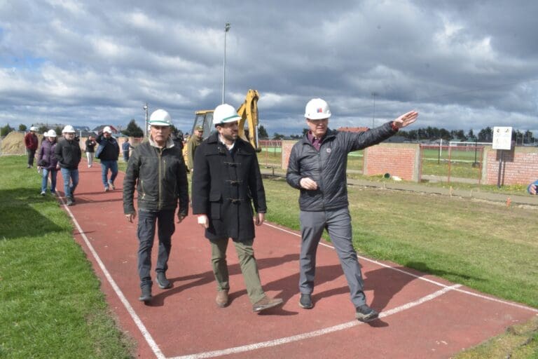 Autoridades visitan obras de mejoramiento en el Gimnasio Fiscal: proyectos superan los 1.000 millones de pesos