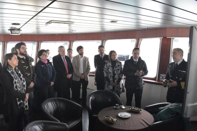 Ministro de Relaciones Exteriores y autoridades discuten importancia estratégica de Bahía Fildes en el presupuesto 2025