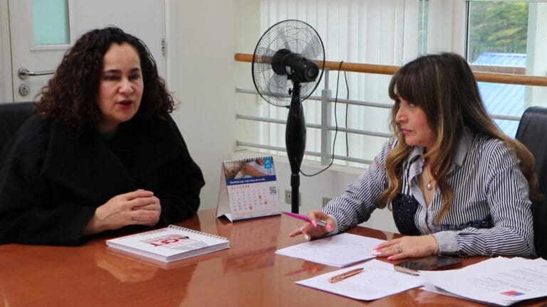 Alcaldesa de Natales aclara situación sobre demanda de empresa W Pro Capital y critica tratamiento mediático del caso