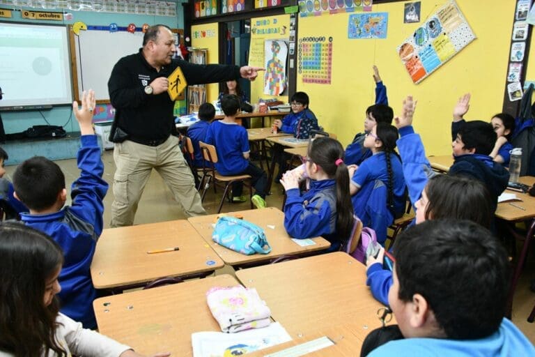 Alumnos de la Escuela Manuel Bulnes participaron en taller de educación vial y autocuidado