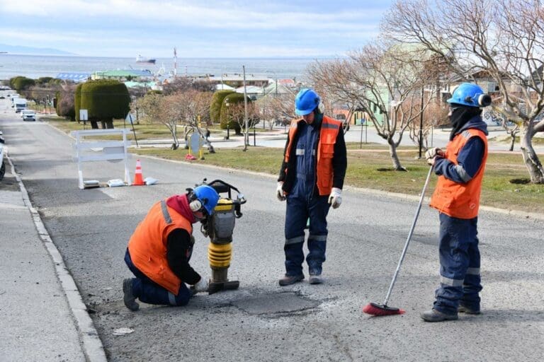 Municipalidad de Punta Arenas avanza en trabajos de bacheo y proyecta reposición de calles afectadas