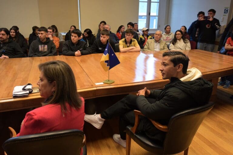Exfutbolista Matías Fernández participa en Copa Vladimiro Mimica