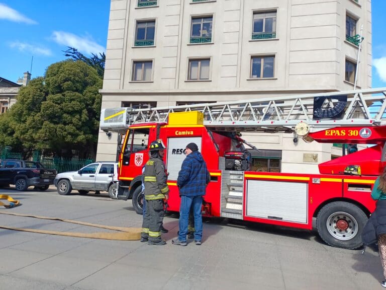Simulacro de incendio en edificio de Enap moviliza a 193 personas y bomberos de Punta Arenas