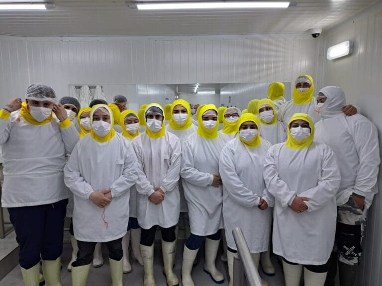 Estudiantes de Acuicultura de la Umag visitan instalaciones de AquaChile en Puerto Natales