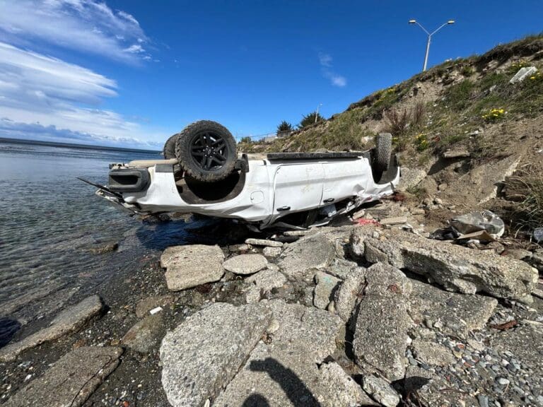 Camioneta aparece volcada en el Estrecho de Magallanes sin rastro de ocupantes