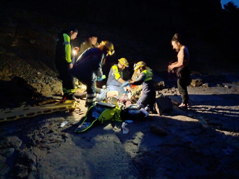 Mujer resulta gravemente herida tras caer 40 metros en sector de Bahía Mansa