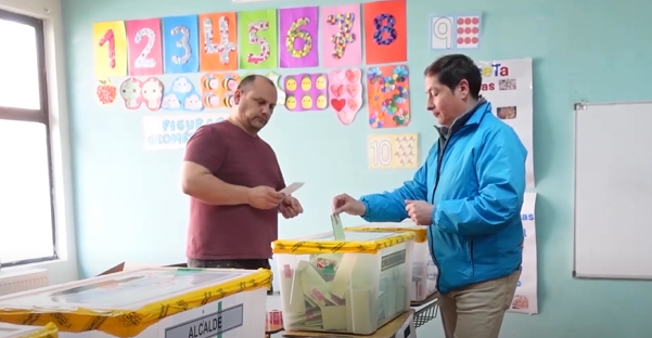 Candidatos a alcalde cumplen con su deber cívico en diversas comunas de Magallanes