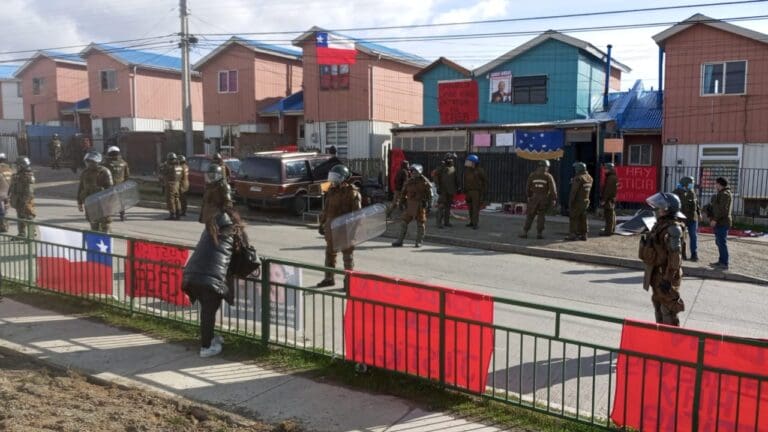 Con amplio operativo policial realizan desalojo de vecina del Archipiélago de Chiloé