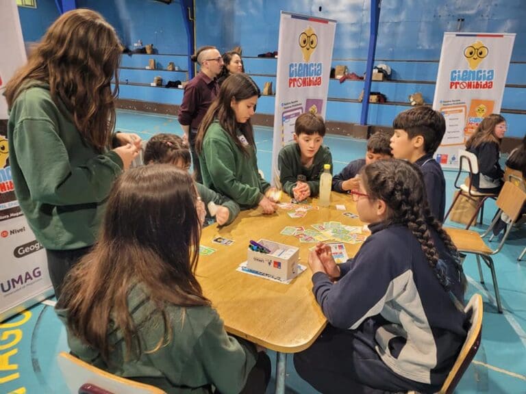 Estudiantes de Puerto Natales participan en el juego “Ciencia Prohibida”