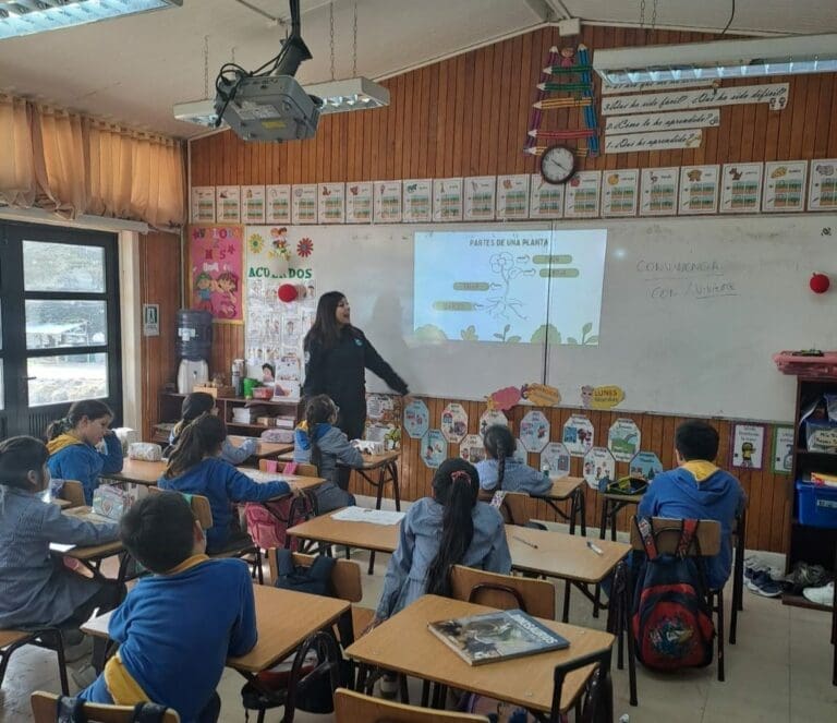 PAR Explora Magallanes acerca la ciencia y tecnología a niños y niñas de Isla Dawson