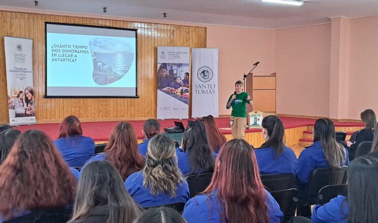 Estudiantes de Punta Arenas profundizan en educación antártica en seminario organizado por Inach y Santo Tomás