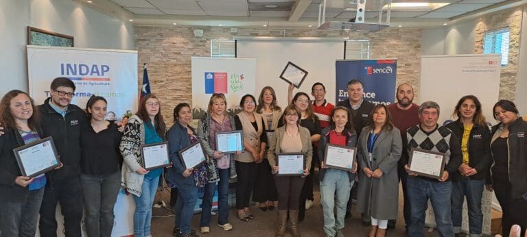 35 productores/as de Indap reciben certificación en capacitación de alfabetización digital y riego tecnificado