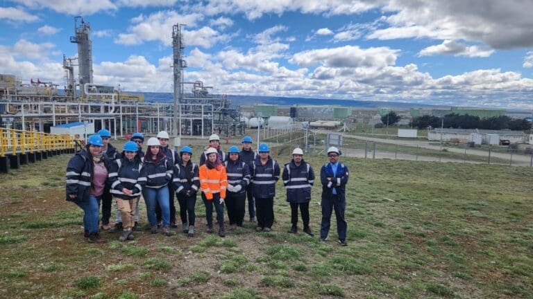 Enap abre sus puertas a estudiantes de Ingeniería Química de la UMAG para acercarlos al mundo de los hidrocarburos