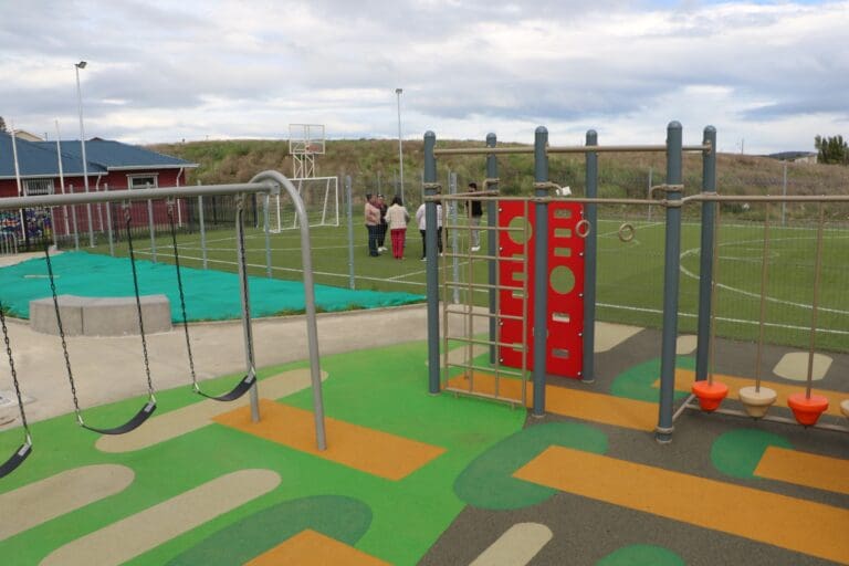 Villa Costanera recibe nueva plaza de juegos y cancha multiuso en Puerto Natales