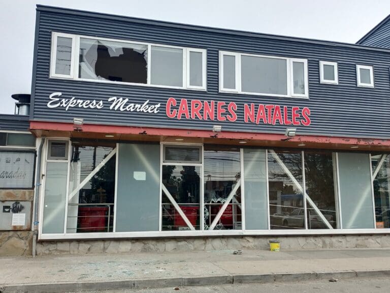 Ladrones robaron auto para luego sustraer caja fuerte de local en Punta Arenas