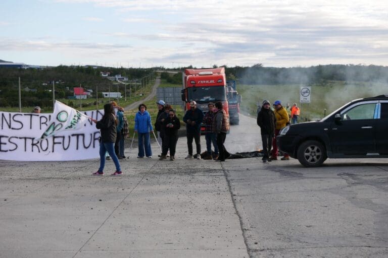 Tras  acuerdo con grupo de vivienda habilitan vía de Natales a Punta Arenas