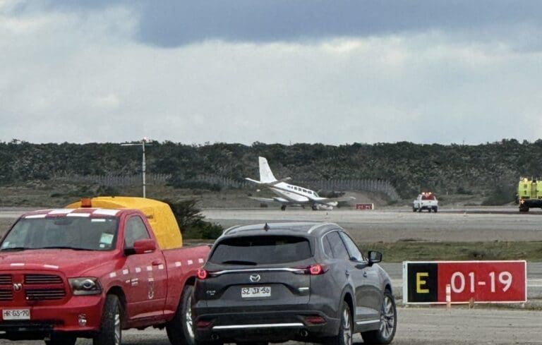 [VIDEO] Sin tren de aterrizaje y con 7 pasajeros abordo arriba de emergencia avión de DAP a Punta Arenas