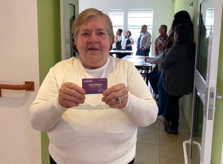 Entregan tarjetas a personas mayores en Punta Arenas para el pago electrónico en buses