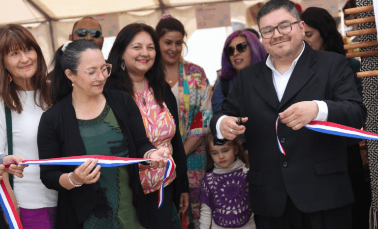 Artesanas magallánicas destacan en la Feria de Culturas Aysén
