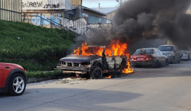 Incendio intencional destruye vehículo abandonado en pasaje Julio Ramírez y genera preocupación en vecinos