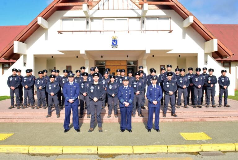 Fuerza Aérea de Chile realiza relevo de personal en la Base Aérea Antártica Presidente Eduardo Frei