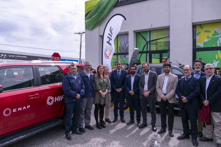 Auto cargado con e-Combustible marca hito en Segunda Feria Educativa de Hidrógeno Verde en Magallanes