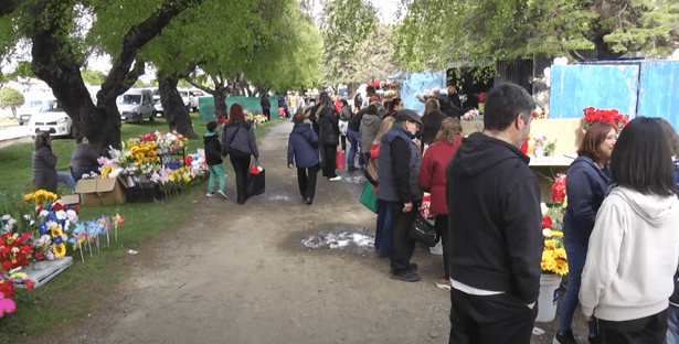 Más de 70 puestos ofrecen flores y productos alusivos al 1 de noviembre en Avenida Bulnes